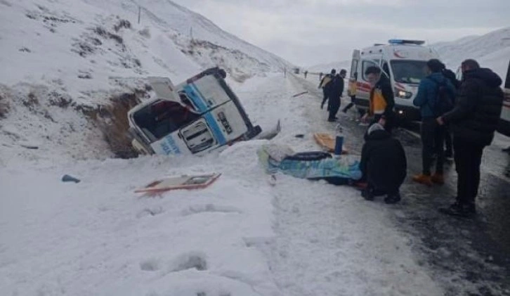 Ambulans kaza yaptı: 2'si sağlık görevlisi 5 yaralı