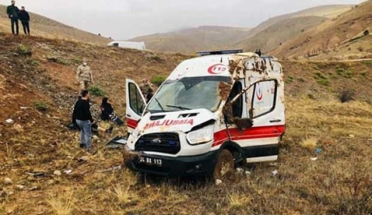 Ambulans takla atarak şarampole devrildi: 3 yaralı