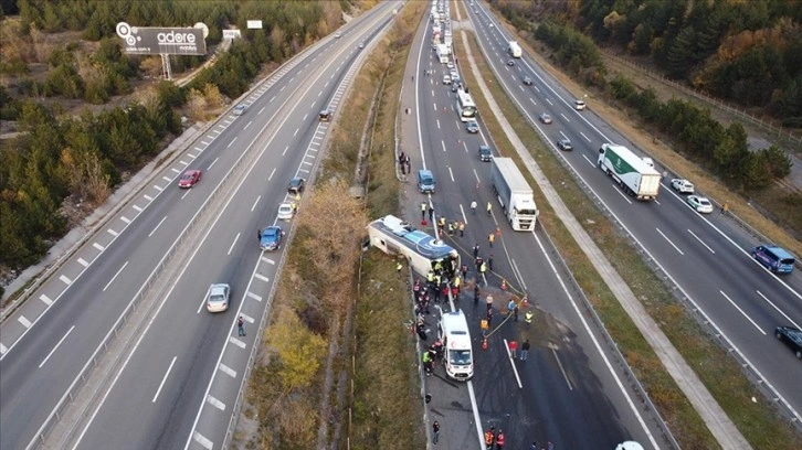 Anadolu Otoyolu'nun Bolu kesiminde yolcu otobüsü devrildi, 3 kişi öldü, 32 kişi yaralandı