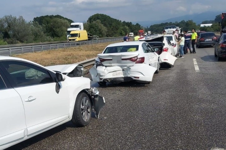 Anadolu Otoyolu’nun farklı noktalarındaki kazalarda 18 araç çarpıştı