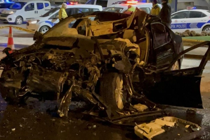 Ankara’da sulama tankerine çarpan otomobilin sürücüsü olay yerinde hayatını kaybetti