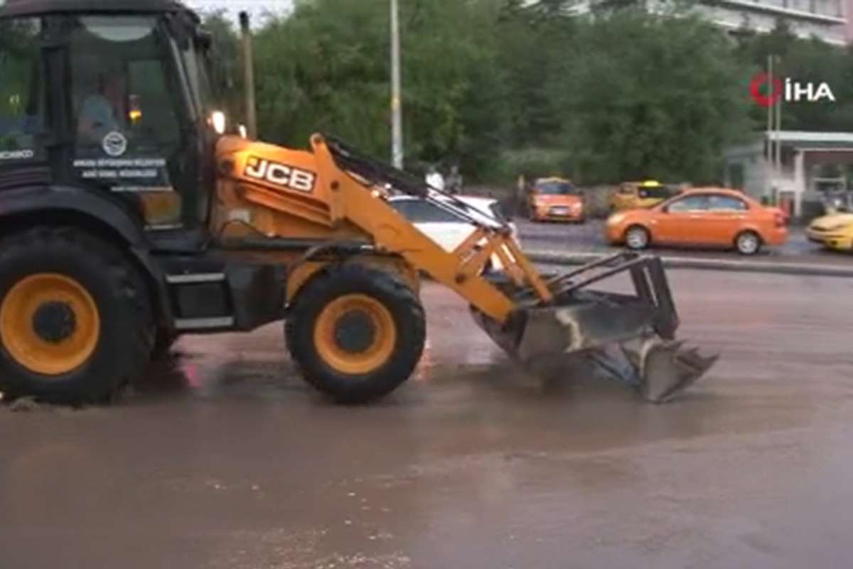 Ankara'da yağmur hayatı olumsuz etkiledi