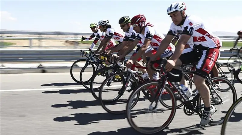 Ankara'da 'Zafer ayı' eylül için 300 bisikletçi 60 kilometre pedal çevirdi