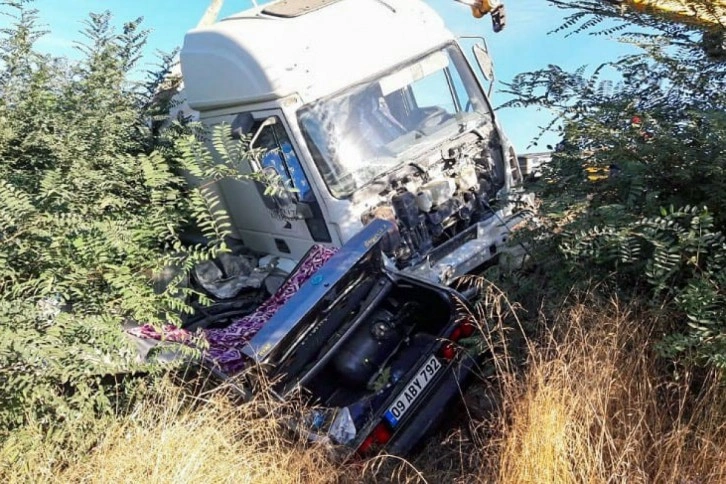 Anne ve oğlu trafik kazasında hayatını kaybetti