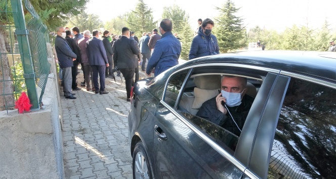 Annesinin cenazesine makam aracında katıldı