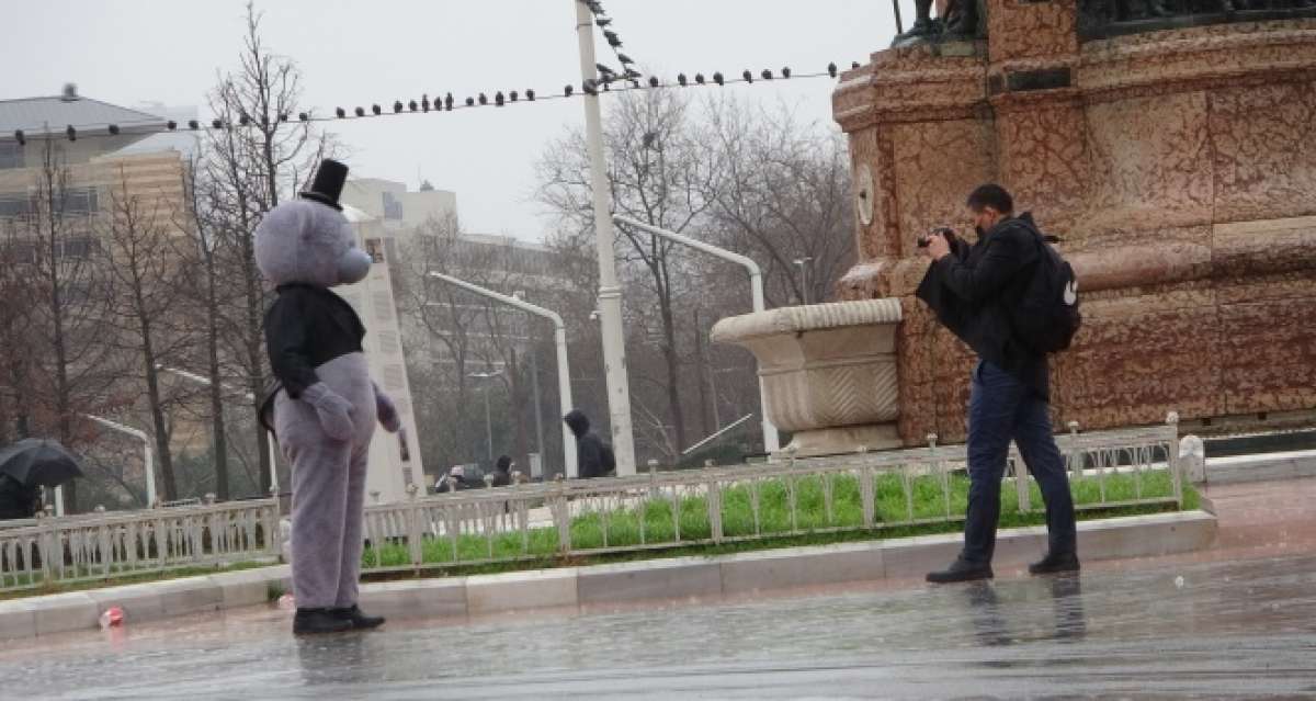 Annesinin doğum günü için ayı kostümüyle Taksim'de dolaştı