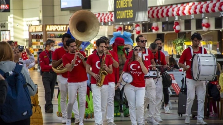 Antalya Havalimanı'nda yerli ve yabancı yolcular 23 Nisan coşkusunu yaşadı