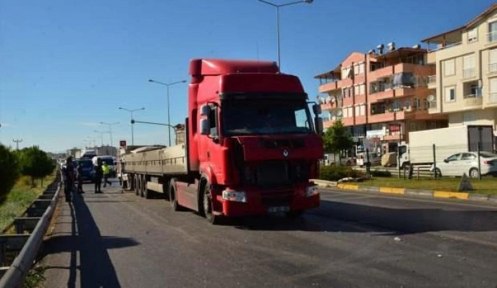 Antalya’da kamyonla tırın çarpıştığı kazada 1 kişi öldü