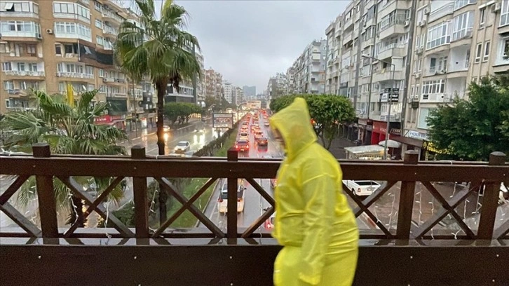 Antalya'da kuvvetli yağış ve fırtına etkili oluyor