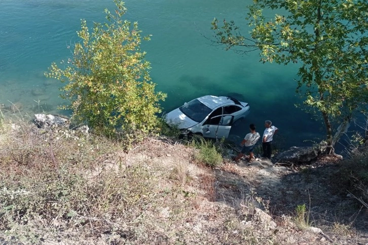 Antalya'da otomobil ırmağa uçtu: 2 yaralı