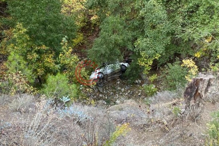 Antalya'da otomobil uçuruma yuvarlandı: 1 ölü,1 yaralı