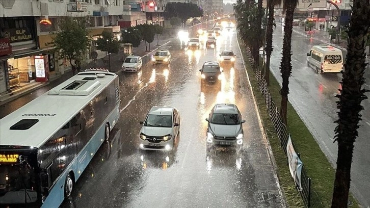 Antalya'da sağanak ve fırtına etkili oluyor