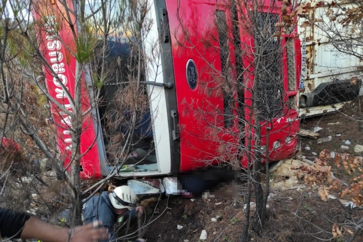 Antalya'da tomruk yüklü kamyonun altında kalan şoför hayatını kaybetti