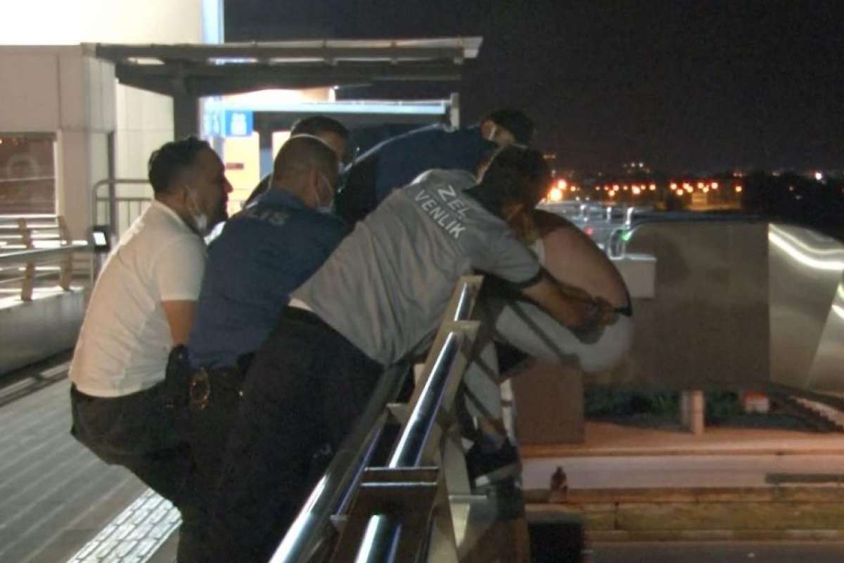 Antalya'da üst geçitteki intihar girişimi polisin hamlesiyle önlendi