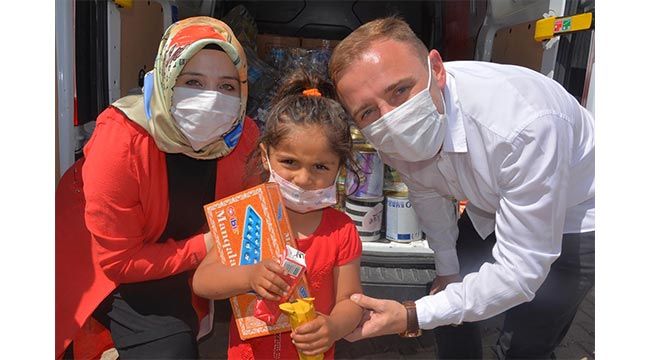  Araban Kaymakamı Mutlu ilçedeki çocukları bayramda mutlu etti 