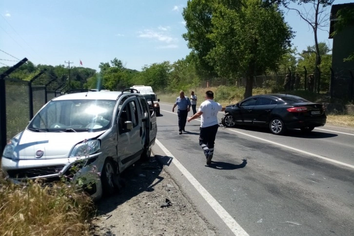 Araç camından uçan kağıt kazaya neden oldu: 3’ü çocuk 4 yaralı