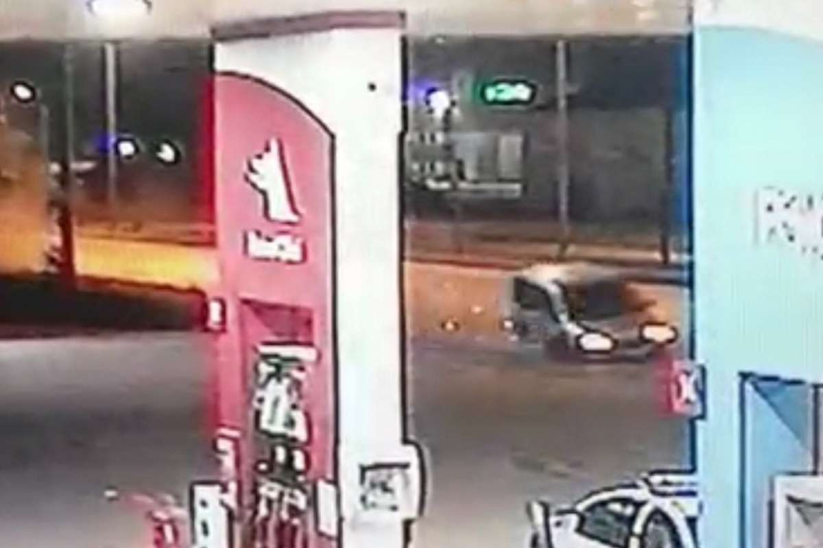 Araç petrol istasyonuna daldı: O anlar kamerada