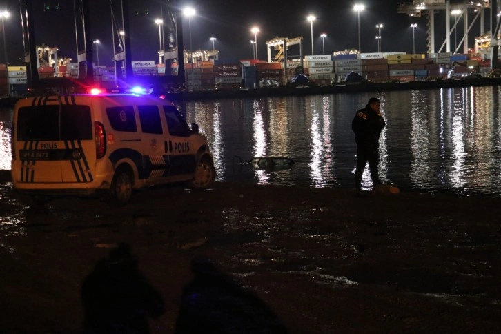 Aracını denize sürdü, hiçbir şey olmamış gibi sigarasını yakarak uzaklaştı