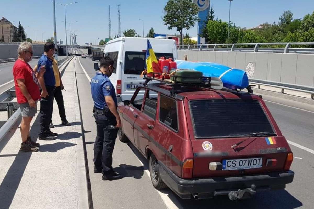 Aracıyla gezen turist şüphe üzerine ihbar edildi, polis herakete geçti