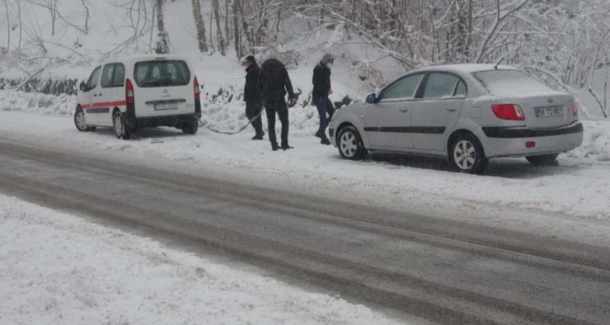 Araçlar yollarda kaldı, kar sürücülere zor anlar yaşattı