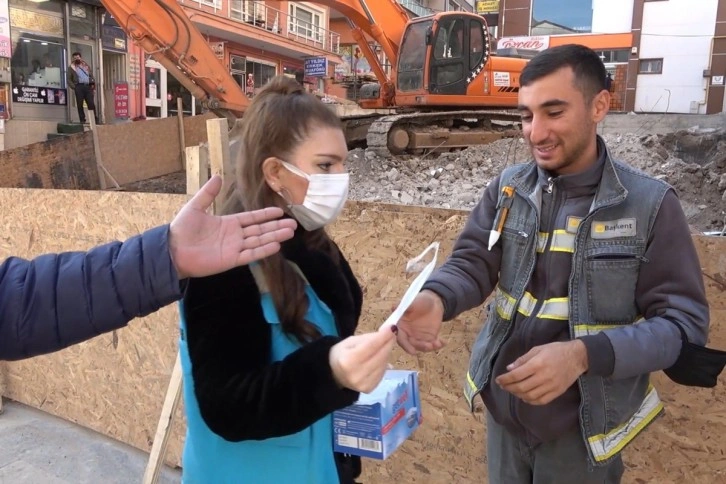 Araçta sandığı maskesini kolunda unutan vatandaş: 'Fark etmedim'