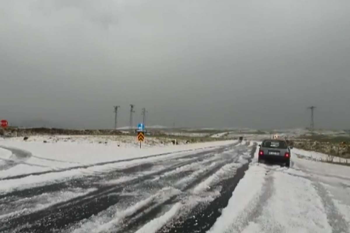 Ardahan bir anda beyaza büründü, araçlar yolda mahsur kaldı