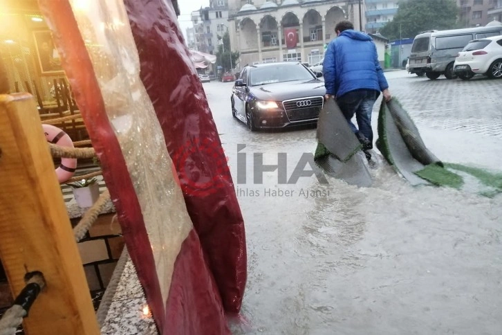 Arhavi’de şiddetli yağmur su taşkınlarına neden oldu