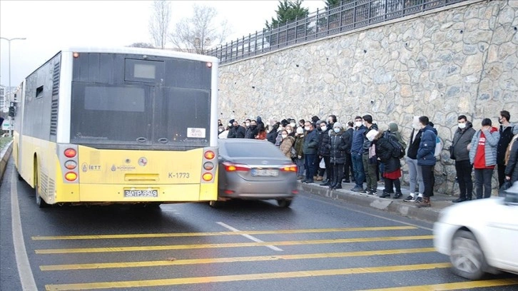 Arıza yapan İETT otobüsü trafiğin aksamasına neden oldu