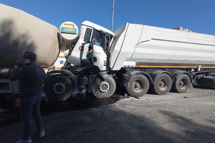 Arıza yapan tıra arkadan çarpan beton mikseri sürücüsü ağır yaralandı