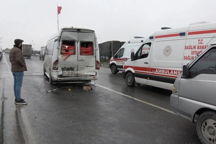 Arnavutköy’de işçi servisi ile tır çarpıştı: 10 işçi yaralandı