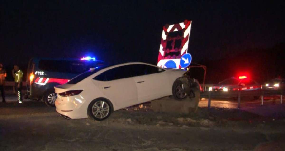 Arnavutköy'de kontrolden çıkan otomobil ok gibi bariyerlere saplandı