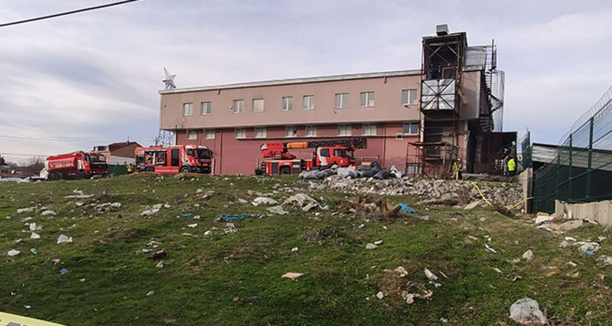 Arnavutköy'deki fabrikada çıkan yangında lüks araçlar küle döndü