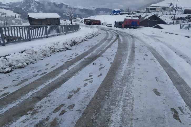 Artvin-Ardanuç-Ardahan karayolu kar nedeniyle ulaşıma kapandı