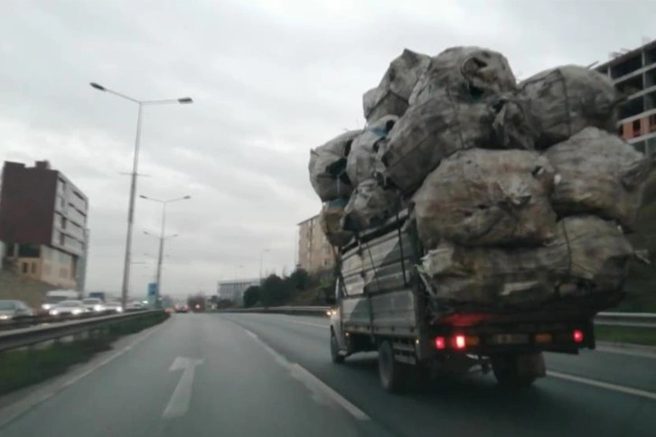 Aşırı yüklü kamyonun E-5 karayolunda ilerlediği anlar kamerada