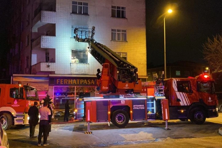 Ataşehir’de yanan daireyi arkalarına alıp selfie çekildiler