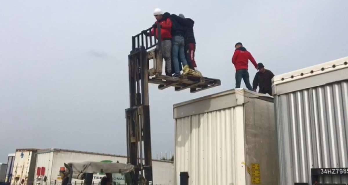 Avrupa'ya kaçmak için dorsede sabahlayan göçmenler forkliftle böyle çıkarıldı