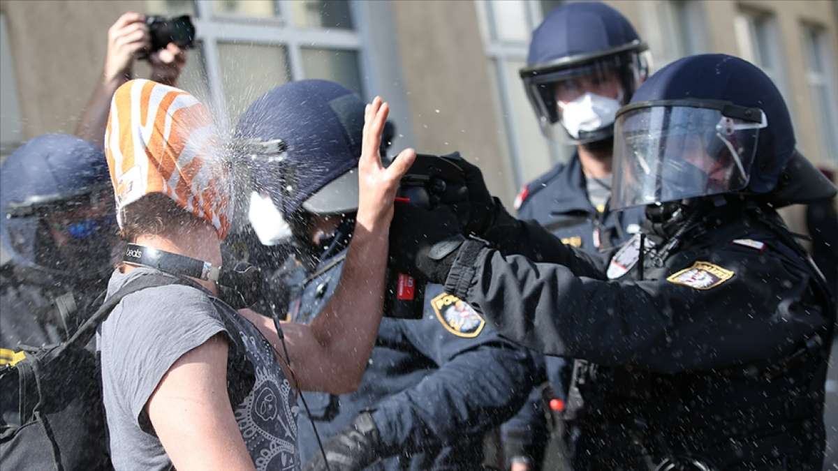 Avusturya'da Kovid-19 önlemleri karşıtları polisle çatıştı