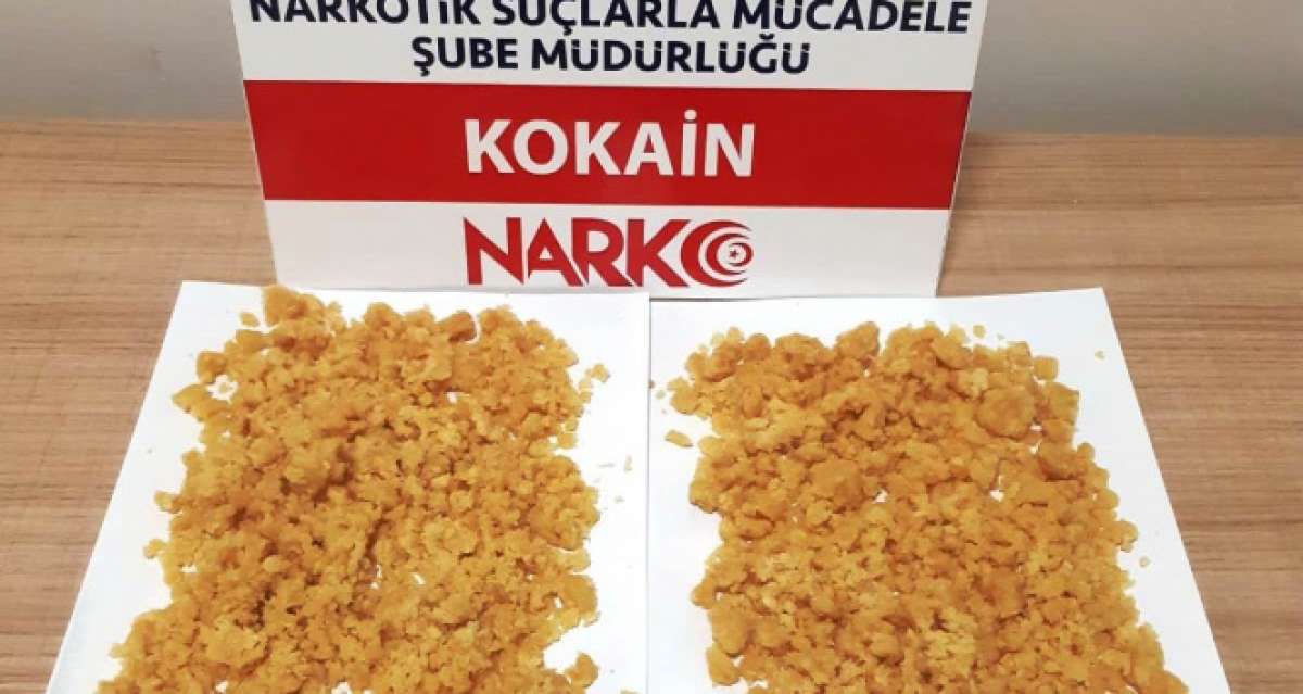 Ayakkabı kutusu ve el çantasında 588 gram kokain ele geçirildi