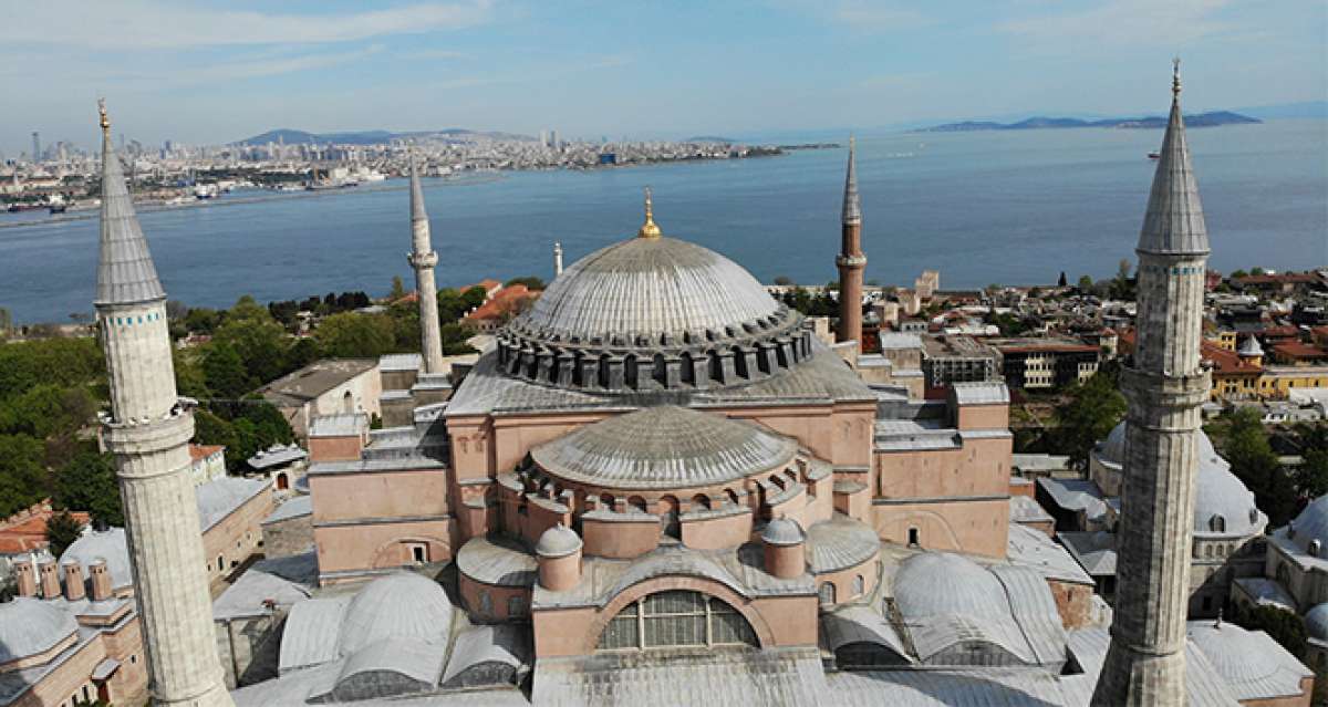 Ayasofya Camii'ne 87 yıl sonra ilk mahya asıldı