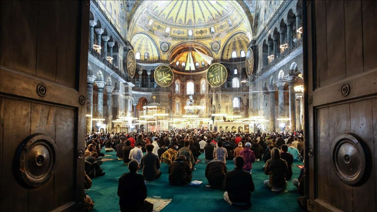 Ayasofya-i Kebir Cami-i Şerifi'nde 87 yıl sonra ilk Ramazan Bayramı namazı kılındı