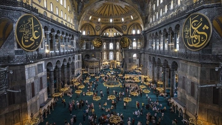 Ayasofya-i Kebir Cami-i Şerifi'ni bayramın ilk gününde 104 bin 325 kişi ziyaret etti