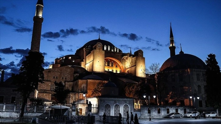 Ayasofya-i Kebir Camii'ndeki su haznesine ayakkabı konulması tepki çekti