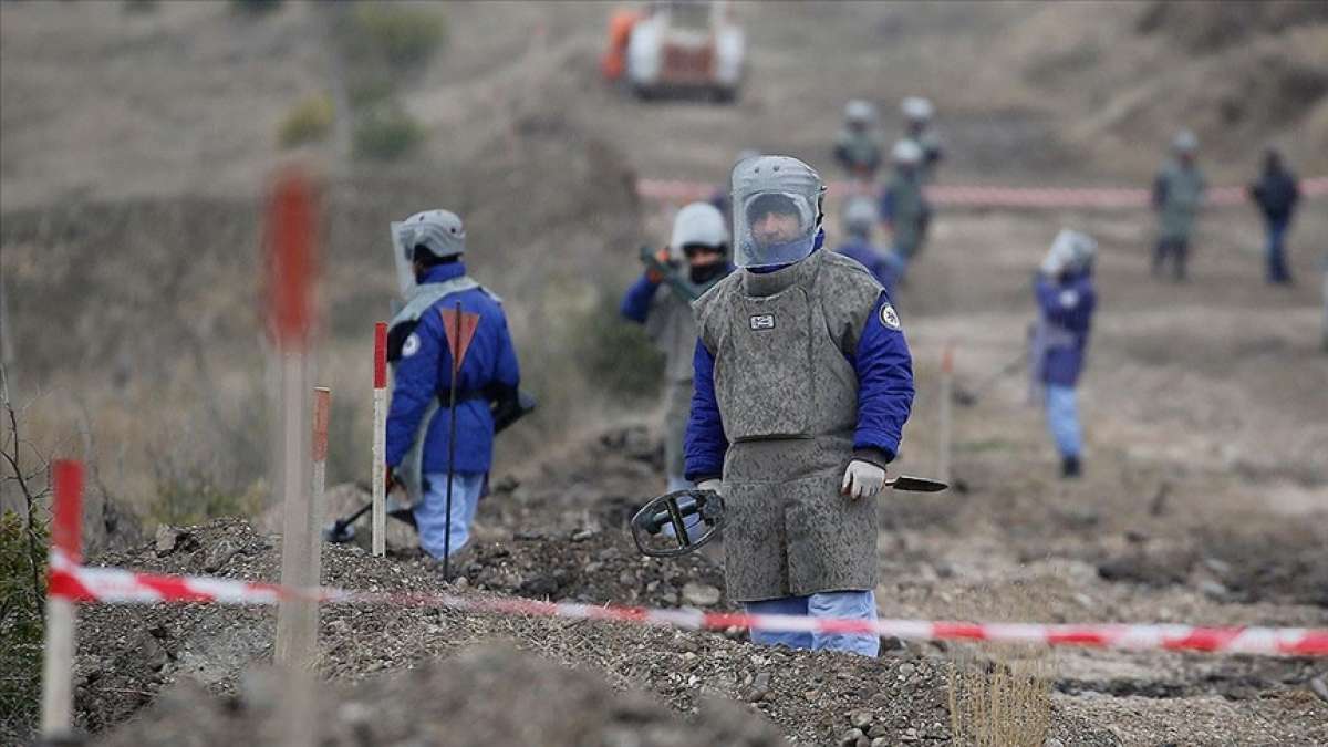 Azerbaycan, 92 bin mayının haritaları karşılığında gözaltındaki 15 kişiyi Ermenistan'a iade ett