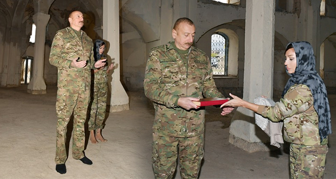 Azerbaycan Cumhurbaşkanı Aliyev ve eşinden örnek hareket