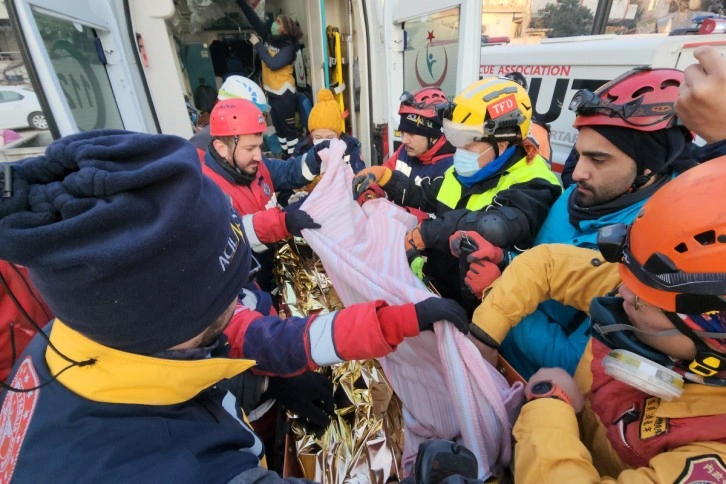 Babası ümidi kesmişti, 28 saatlik çalışmayla 100. saatte enkazdan çıkarıldı