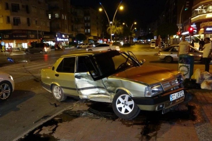 Babasının otomobilini kaçıran 16 yaşındaki gencin kız arkadaşıyla kaçamağı hastanede bitti