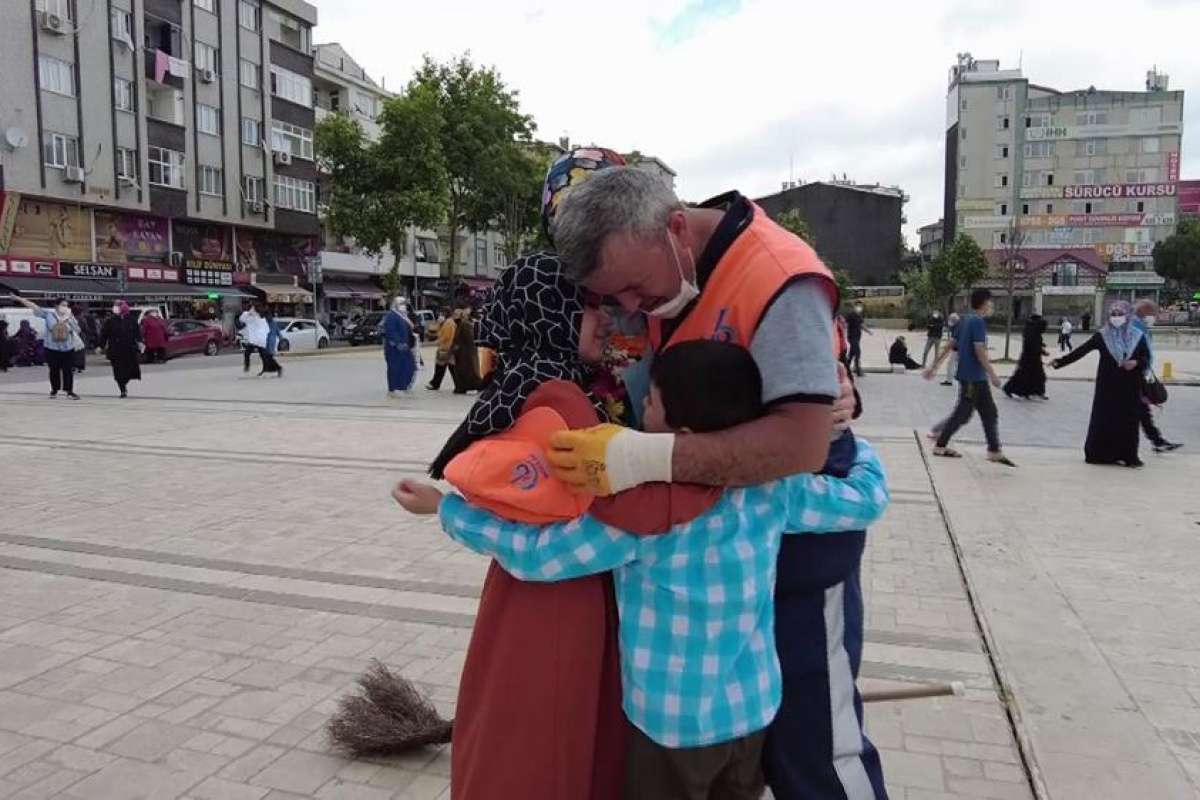 Bağcılar'da temizlik görevlisi babaya çocuklarından ağlatan Babalar Günü sürprizi