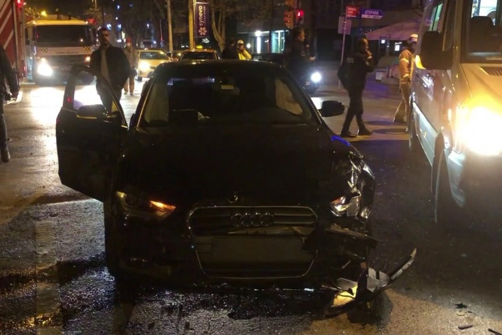 Bağdat Caddesi'nde feci kaza: İki otomobilin çarpıştığı kazada 3 kişi yaralandı