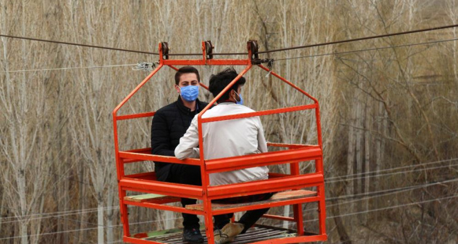 Bahçelerine Karadeniz usulü teleferikle ulaşıyorlar