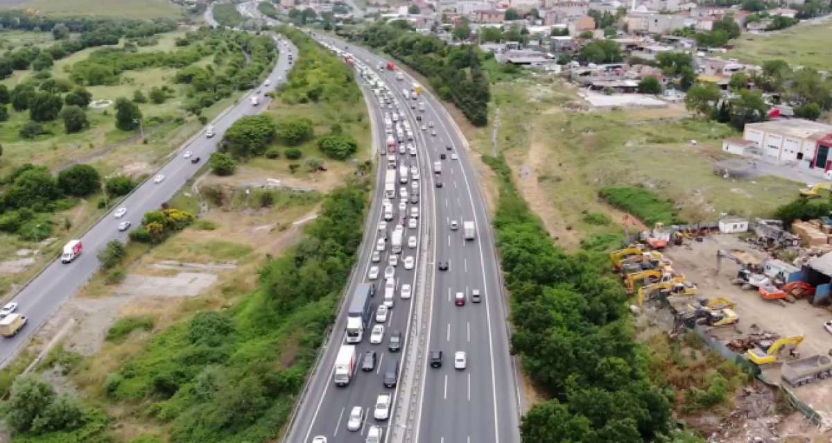 Bahçeşehir Tem otoyolunda araç takla attı, trafik kilitlendi